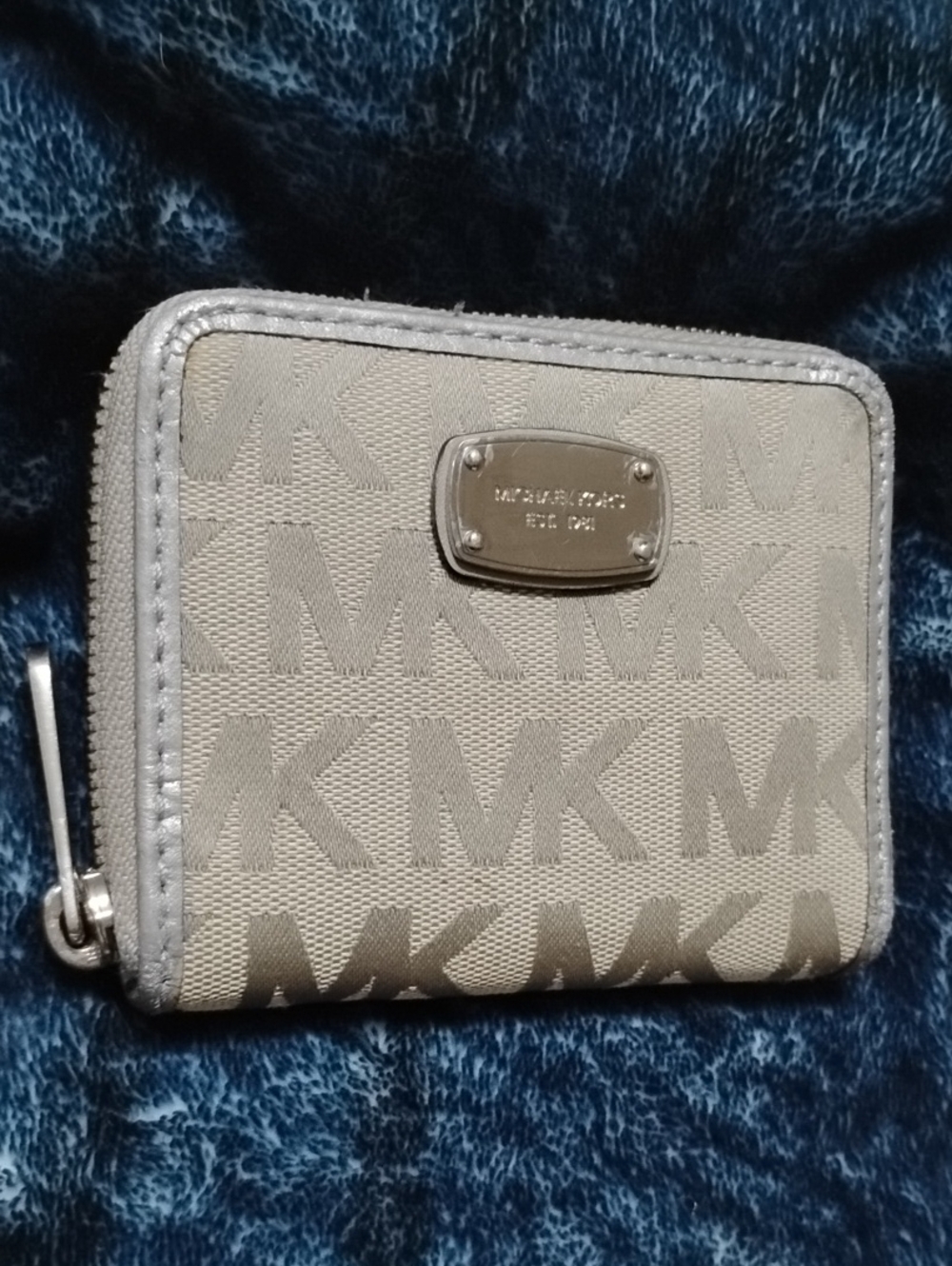 MICHAEL KORS Signature MK Zip Wallet in Silver & Light Gray!